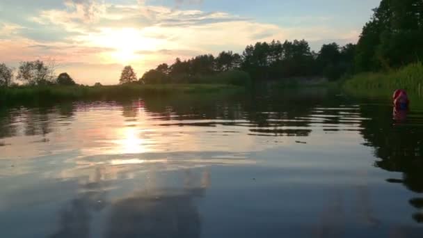 Zonsondergang op de rivier. — Stockvideo