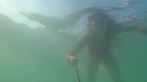Młoda kobieta pływająca pod wodą — Wideo stockowe