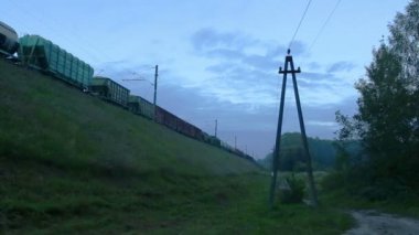 yük treni ile ileterek kargo konteynerler