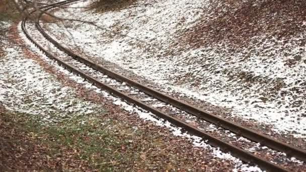 Железнодорожные пути зимой — стоковое видео