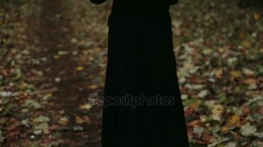 Cadı bir kitap ve ormanın içinde mum