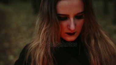 Cadı bir kitap ve ormanın içinde mum