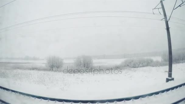 Blick aus dem Zugfenster auf die Winterlandschaft. — Stockvideo