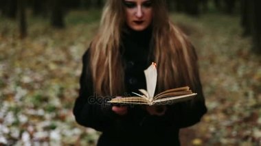 Kitabın sayfalarında yanma. Gotik kız