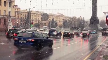 Dışarıda kar yağıyordu..