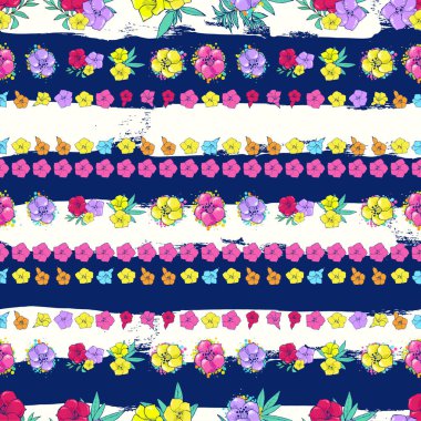 Çizgili beyaz-mavi arka plan üzerinde egzotik renkli çiçekler