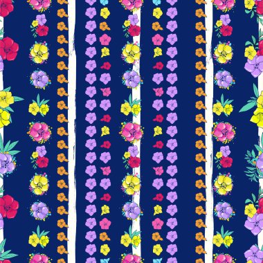 Çizgili beyaz-mavi arka plan üzerinde egzotik renkli çiçekler