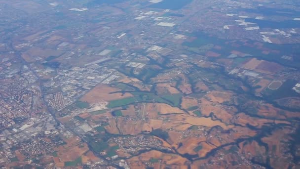 Uitzicht vanuit het raam van het vliegtuig. Vlucht over Italië — Stockvideo