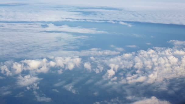 Viajando por aire. Vista a través de una ventana de avión . — Vídeo de stock