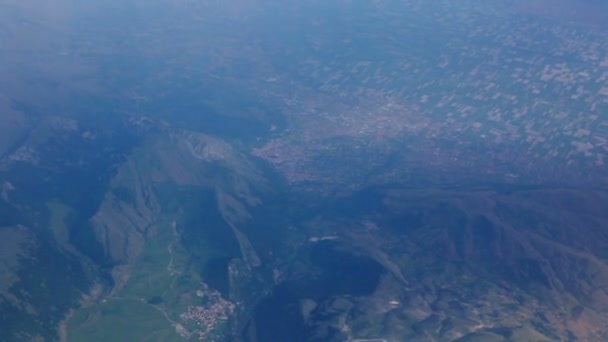 Vista da janela do avião. Voo sobre a Itália — Vídeo de Stock