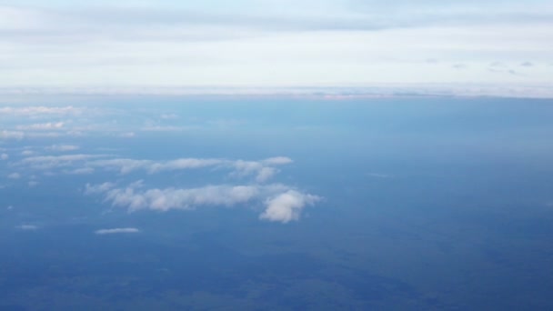 Viajando pelo ar. Vista através de uma janela de avião . — Vídeo de Stock