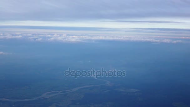 Vue depuis la fenêtre de l'avion. — Video