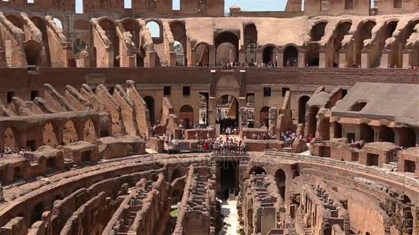 Roma - İtalya, 29 Haziran 2017: insanlar Colosseum içinde — Stok video