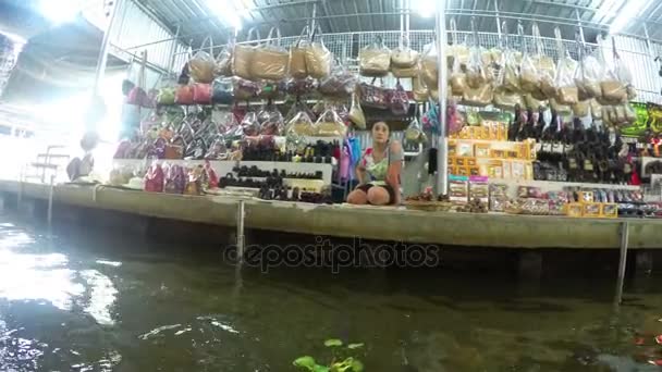 Tur till Floating Market på en långstjärtade motorbåt. — Stockvideo