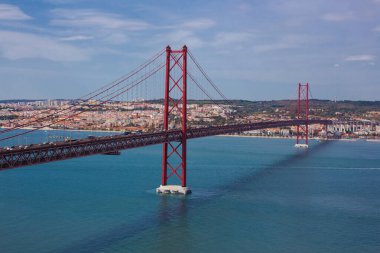 Ponte 25 de Abril, Lizbon şehrini Almada 'ya bağlayan asma köprü.
