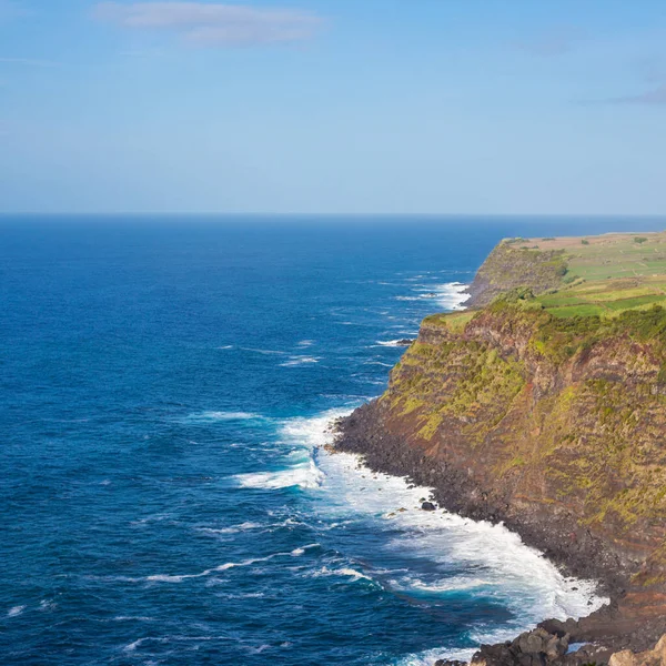 Falésias e vista para o oceano Atlântico a partir do convés de observação Vigia das Baleias, Terceira . — Fotografia de Stock