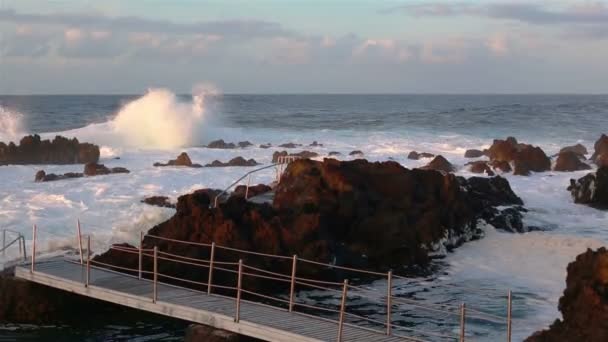 ピシナスのビーチで溶岩石｜Naturais Biscoitos.大西洋。ポルトガルのTerceira Azores. — ストック動画