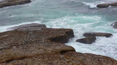 Peniche 'de taş sahili ve Atlantik Okyanusu. Portekiz