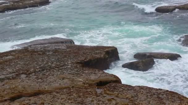 Kamenné pobřeží a Atlantický oceán v Peniche. Portugalsko — Stock video