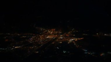 Varşova 'ya gece uçuşu. Lomboz manzarası. Şehir Işıkları