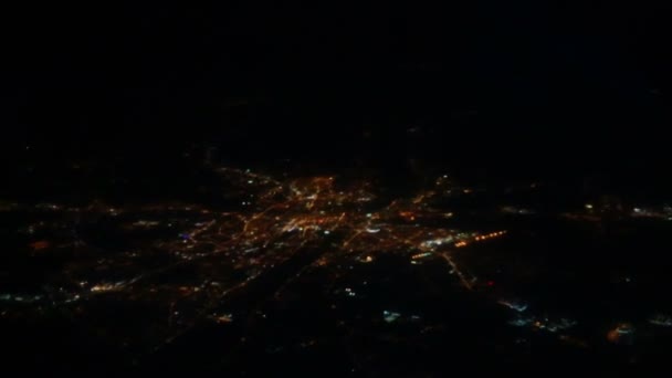 Vuelo sobre la noche Varsovia. La vista desde el ojo de buey. Luces de ciudad — Vídeo de stock