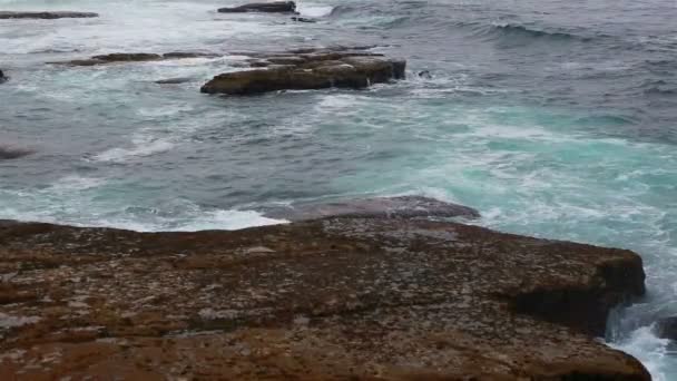 Costa de piedra y océano Atlántico en Peniche. Portugal — Vídeos de Stock