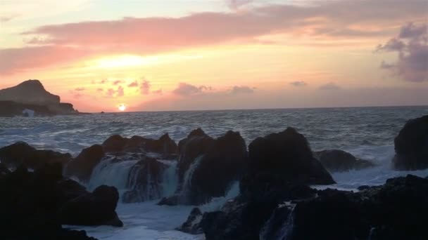 Lava stenen op het strand van Piscinas Naturais Biscoitos. Atlantische Oceaan. Terceira Azoren, Portugal. — Stockvideo
