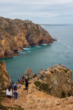 CABO DA ROCA, PORTUGAL - 20 Eylül 2019: Cabo da Roca 'da turistler. Roca Burnu