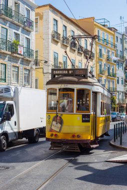 LISBON, PORTUGAL - 13 Eylül 2019: Lizbon caddesindeki ünlü eski tramvaylar.