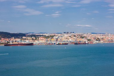 Lizbon, Tagus Nehri kıyısında, Portekiz 'in merkezinde. Feribottan Almada 'ya Tajo manzarası.
