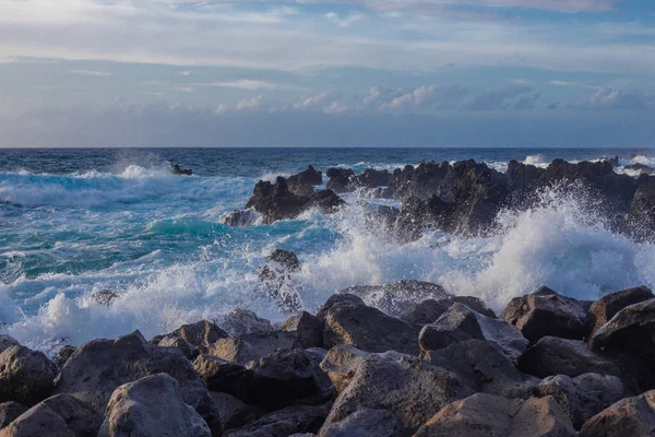 Kamienie lawy na plaży Piscinas Naturais Biscoitos. Ocean Atlantycki. Terceira Azory, Portugalia. — Zdjęcie stockowe