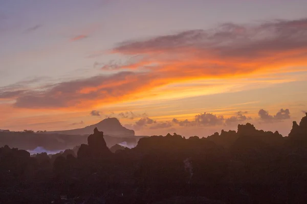 Lava kövek a strandon Piscinas Naturais Biscoitos. Atlanti-óceán. Terceira Azori-szigetek, Portugália. — Stock Fotó