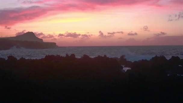 Lava kövek a strandon Piscinas Naturais Biscoitos. Atlanti-óceán. Terceira Azori-szigetek, Portugália. — Stock videók