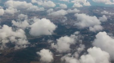 Bir uçağın lombozundan görüntü. Lizbon üzerindeki bulutlar.
