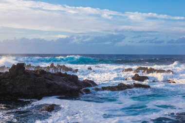 Piscinas Naturais Biscoitos sahilindeki lav taşları. Atlantik Okyanusu. Terceira Azores, Portekiz.