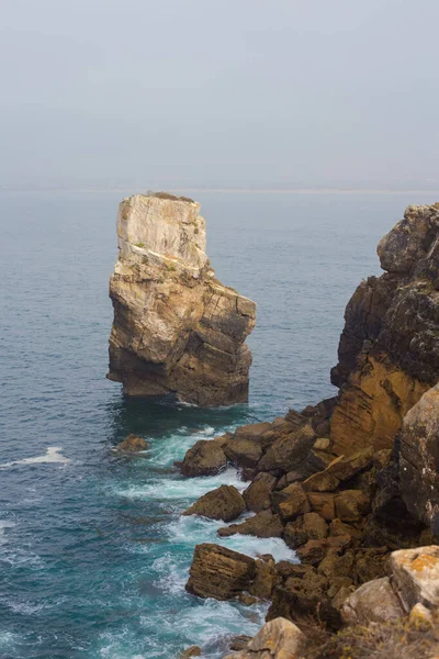 Papoa sziklák és tenger Peniche-ben. Portugália — Stock Fotó