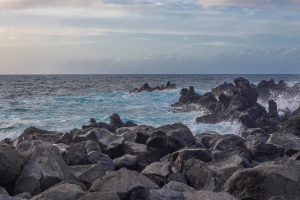 Pedras de lava na praia de Piscinas Naturais Biscoitos. Oceano Atlântico. Terceira Açores, Portugal . — Fotografia de Stock