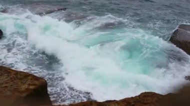 Peniche 'de taş sahili ve Atlantik Okyanusu. Portekiz