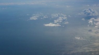 Atlantik Okyanusu üzerinde uçuş. Gökyüzü ve bulutlar.