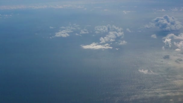 Lot nad Atlantykiem. Niebo lotnicze i chmury. — Wideo stockowe
