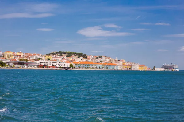 Lisabon na břehu řeky Tagus ve středním Portugalsku. Tajo pohled z trajektu do Almady. — Stock fotografie