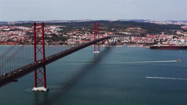 25号桥（Ponte 25 de Abril）是一座连接里斯本市和阿尔马达的悬索桥。 — 图库视频影像