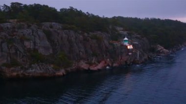 Deniz manzaralı sisli bir sabah, hareket eden bir yolcu gemisi..