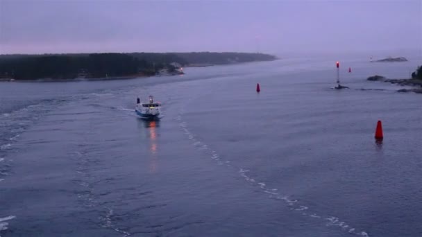 Nu den 8 december 2019. Lidingo, Sverige: Foggy morgon vid havsutsikt bildar en rörlig kryssningsfartyg. — Stockvideo