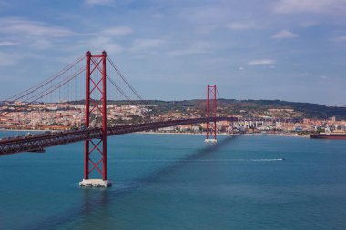 Ponte 25 de Abril, Lizbon şehrini Almada 'ya bağlayan asma köprü.