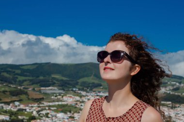 Angra do Heroismo, Terceira, Azores, Portekiz 'in önünde genç bir kadın duruyor..