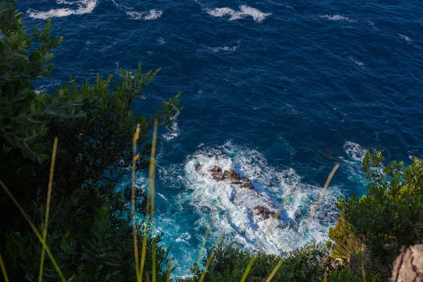 Sziklák és az Atlanti-óceánra néző kilátás a Vigia das Baleias megfigyelő fedélzetről, Terceira. — Stock Fotó