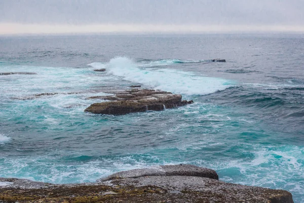 Kamienne wybrzeże i Ocean Atlantycki w Peniche. Portugalia — Zdjęcie stockowe