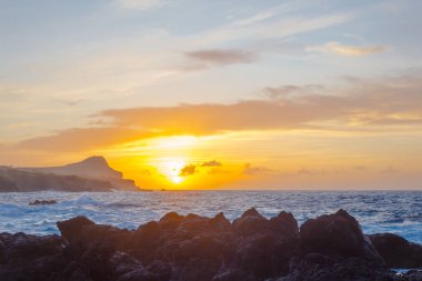 Piscinas Naturais Biscoitos sahilindeki lav taşları. Atlantik Okyanusu. Terceira Azores, Portekiz.