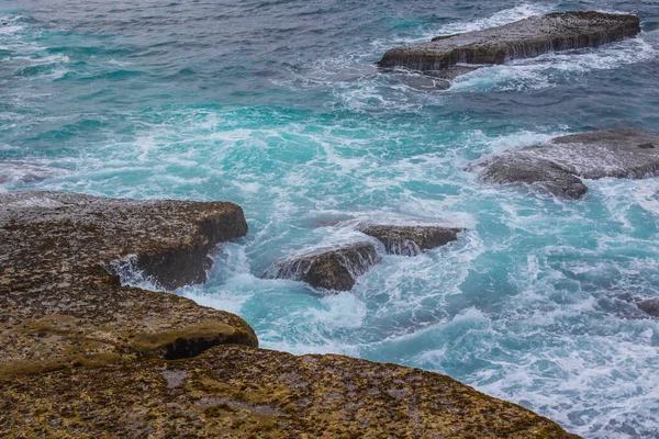 Каменное побережье и Атлантический океан в Пенише. Португалия — стоковое фото